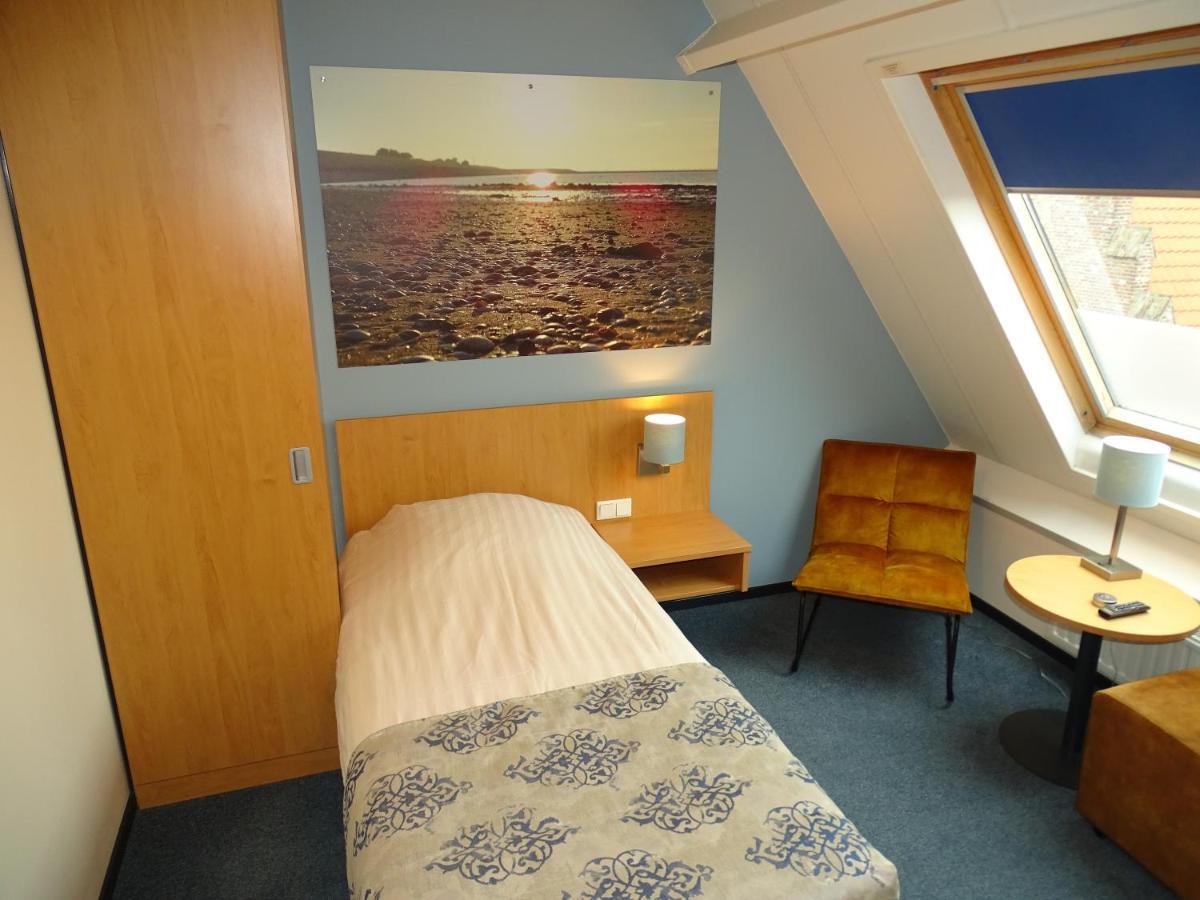 Hotel Cafe Restaurant "De Kroon" Wissenkerke Bagian luar foto