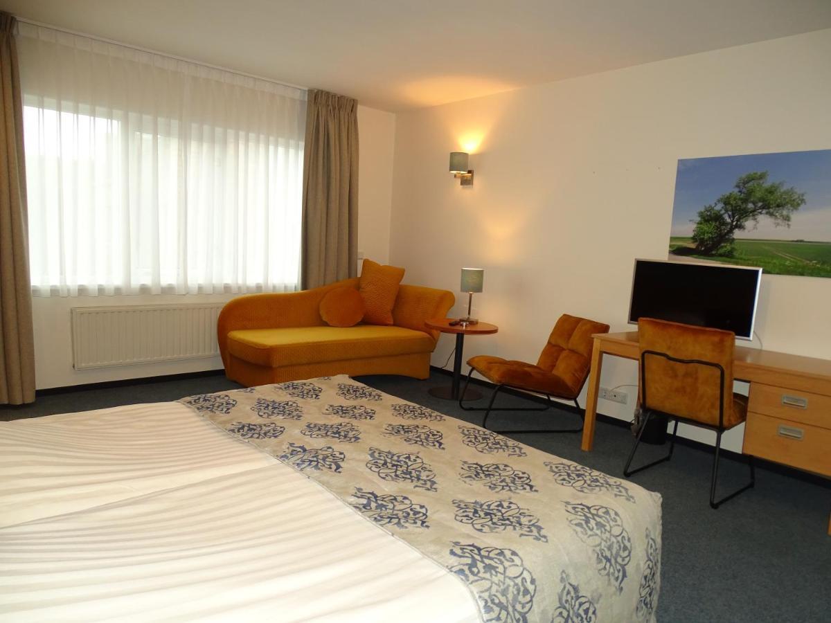 Hotel Cafe Restaurant "De Kroon" Wissenkerke Bagian luar foto