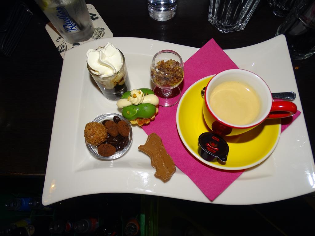 Hotel Cafe Restaurant "De Kroon" Wissenkerke Bagian luar foto